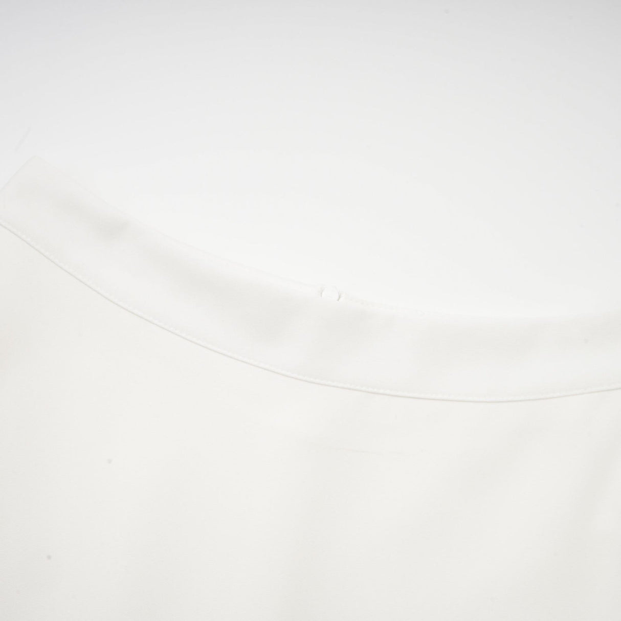 Hilaire white 3dpetal top  skirt matching set
